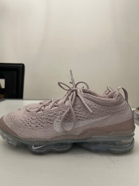 Nike VaporMax Flyknit Running Shoe in Dusty Rose and White Women’s Size 6